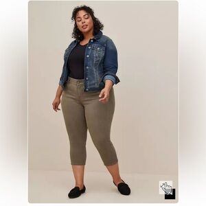 New Torrid Sz 16 Crop Bombshell Skinny Super Soft High-Rise Jean